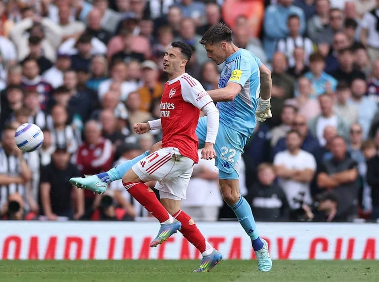 Arsenal triunfa y asegura la Champions